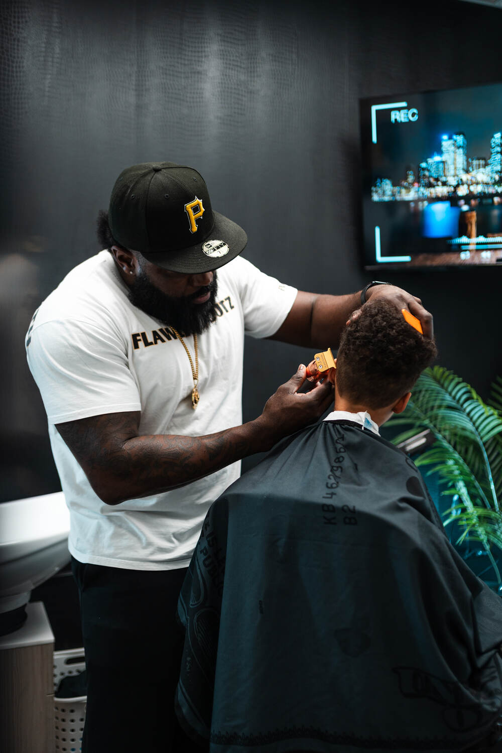 Master barber Washington delivering a precision skin fade at Flawless Cutz, Oshawa