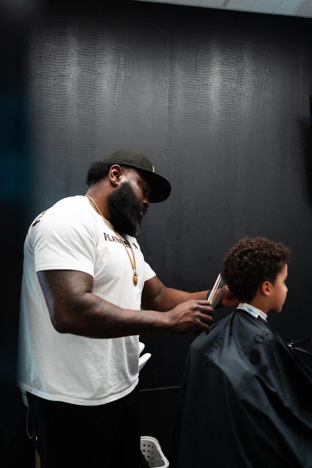 Master barber Washington delivering a precision skin fade at Flawless Cutz barbershop in Oshawa, Ontario